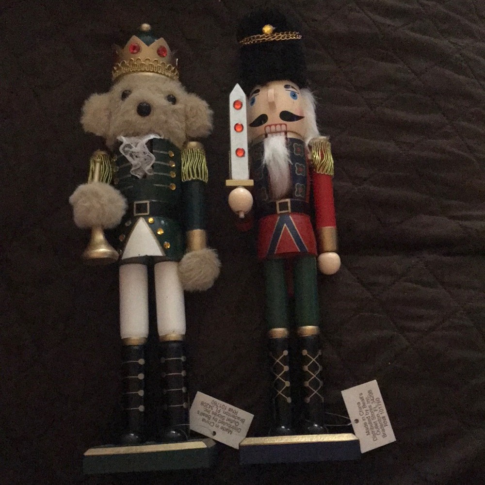 2 wooden nutcrackers